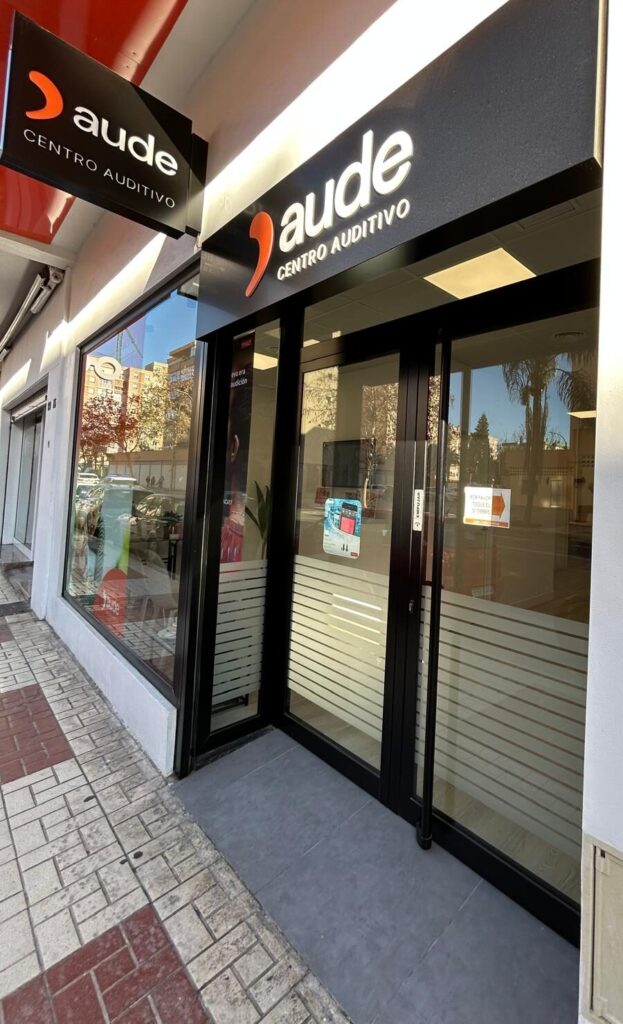 Entrada de Aude Centro Auditivo en la avenida de los Guindos de Málaga