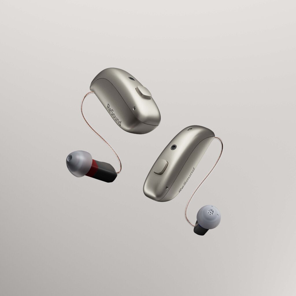 Audífono ReSound Savi 3 con diseño discreto y conectividad Bluetooth, disponible en Aude Málaga