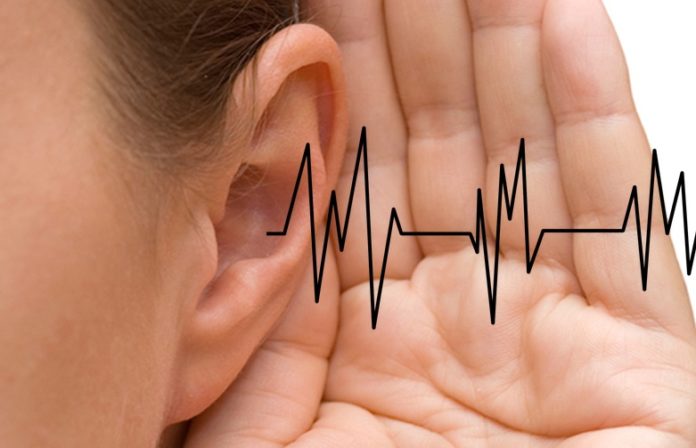 Paciente realizando una audiometría de alta frecuencia en Aude Centro Auditivo Málaga