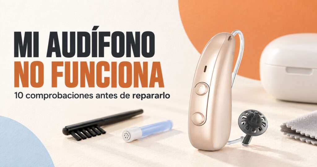 Audífono beige junto a sus accesorios de limpieza y carga sobre un fondo claro.