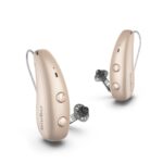 Pareja de audífonos Signia Pure Charge&Go Max en color beige con domos abiertos