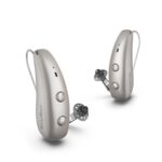 Pareja de audífonos Signia Pure Charge&Go Max en color champán oscuro con domos abiertos