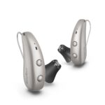 Pareja de audífonos Signia Pure Charge&Go Max en color champán oscuro con sleeves ventilados XS