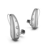 Pareja de audífonos Signia Pure Charge&Go Max en color gris plata con domos abiertos