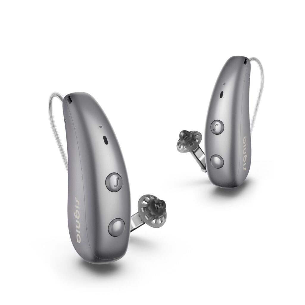 Pareja de audífonos Signia Pure Charge&Go Max en color gris titanio con domos abiertos