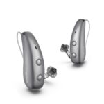Pareja de audífonos Signia Pure Charge&Go Max en color gris titanio con domos abiertos