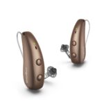 Pareja de audífonos Signia Pure Charge&Go Max en color marrón castaño con domos abiertos