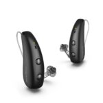Pareja de audífonos Signia Pure Charge&Go Max en color negro con domos abiertos