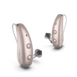 Pareja de audífonos Signia Pure Charge&Go Max en color oro rosa con domos abiertos